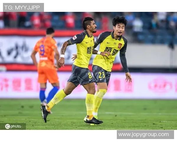 恒大与鲁能激战正酣最新比分实时更新与赛况分析 恒大与鲁能激战正酣最新比分实时更新与赛况分析